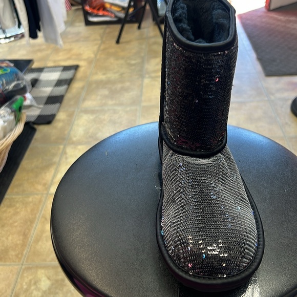 Women Boots - Picture 2 of 5